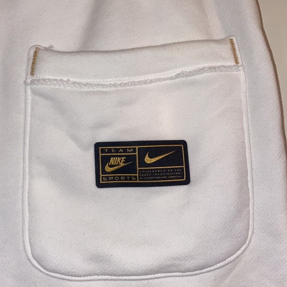 Men’s Nike Sportswear shorts - Picture 3 of 4